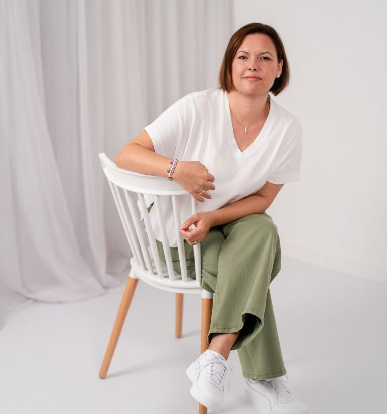 Sabine Zentner lächelnd, stehend